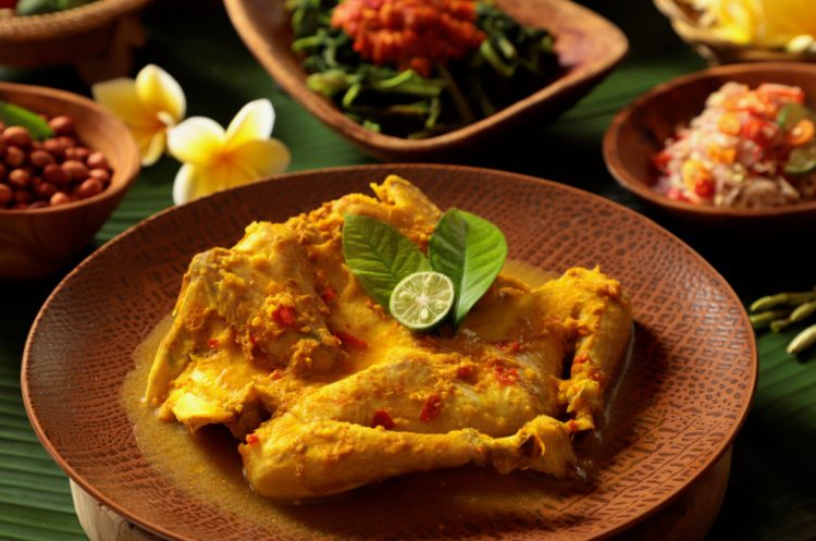 Hidangan Khas Bali Ayam Betutu Dengan Bumbu Rempah Khas