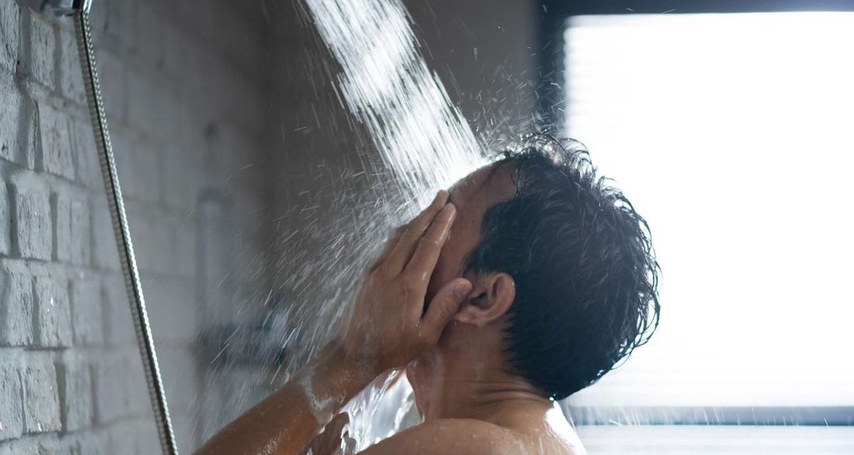 Seorang Muslim Melakukan Mandi Junub Atau Wajib