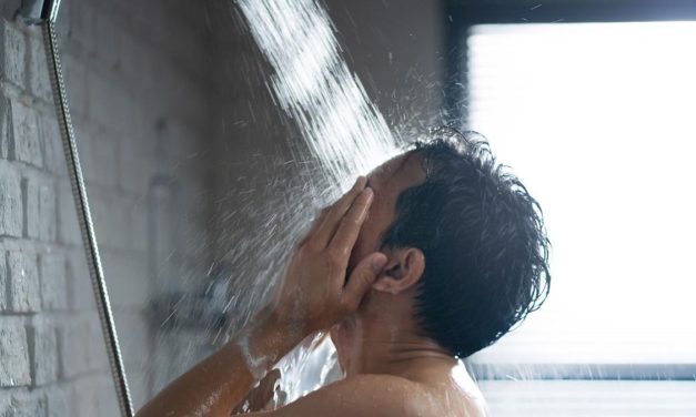 Seorang Muslim Melakukan Mandi Junub Atau Wajib