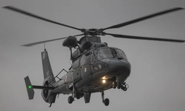 Kendaraan Terbang Helikopter Yang Menggunakan Baling Besar