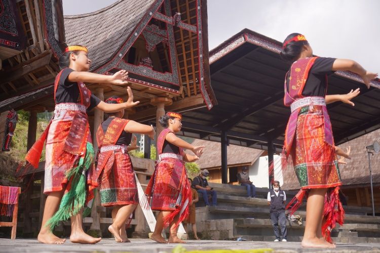 Budaya Suku Batak Dalam Melakukan Tarian Manortor