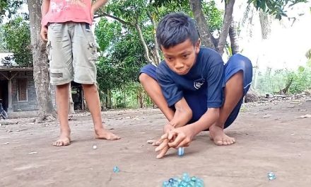 Bola Kecil Kelereng Dalam Sebuah Permainan Tradisional