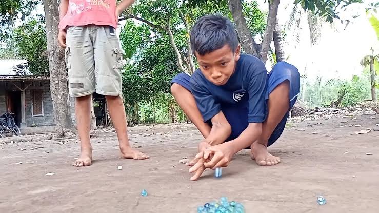 Bola Kecil Kelereng Dalam Sebuah Permainan Tradisional