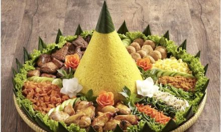 Hidangan Tradisional Tumpeng Dari Indonesia Berbentuk Kerucut