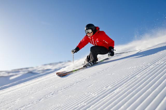Olahraga Papan Ski Saat Musim Salju Turun