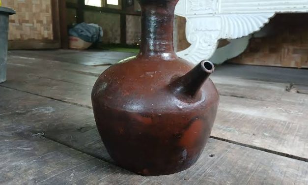 Tempat Penyimpanan Air Sebuah Kendi Tanah Liat