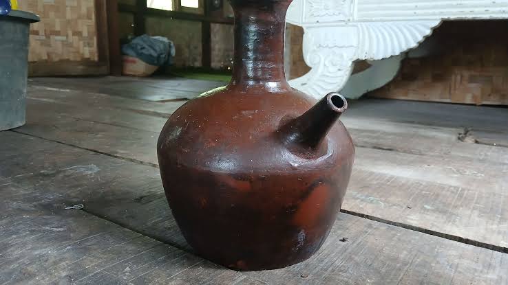 Tempat Penyimpanan Air Sebuah Kendi Tanah Liat