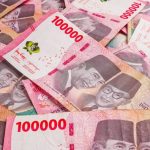 Pemakaian Alat Transaksi Uang Yang Memiliki Fungsi