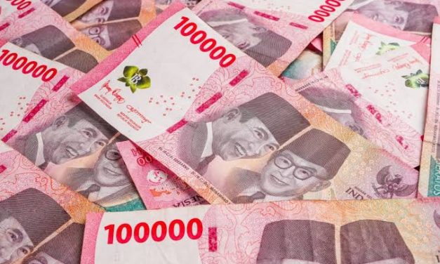 Pemakaian Alat Transaksi Uang Yang Memiliki Fungsi
