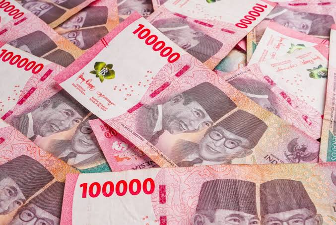Pemakaian Alat Transaksi Uang Yang Memiliki Fungsi