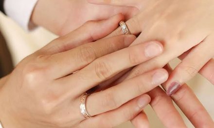 Lingkaran Besi Pada Sebuah Jari Merupakan Cincin