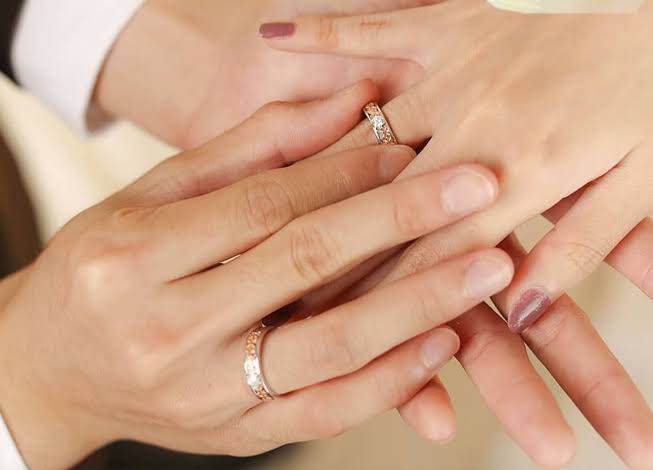 Lingkaran Besi Pada Sebuah Jari Merupakan Cincin