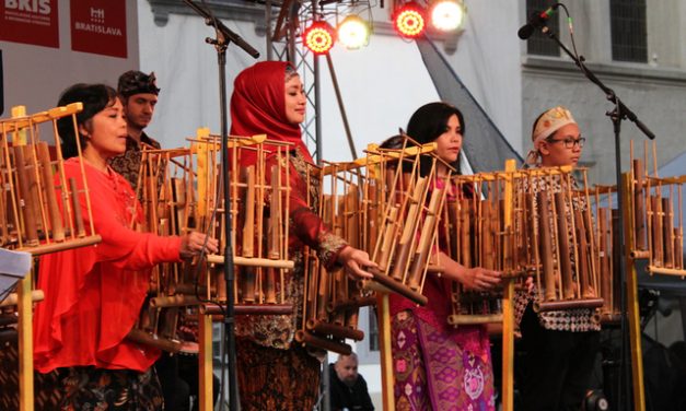 Peralatan Musik Tradisional Sebuah Angklung Di Goyangkan