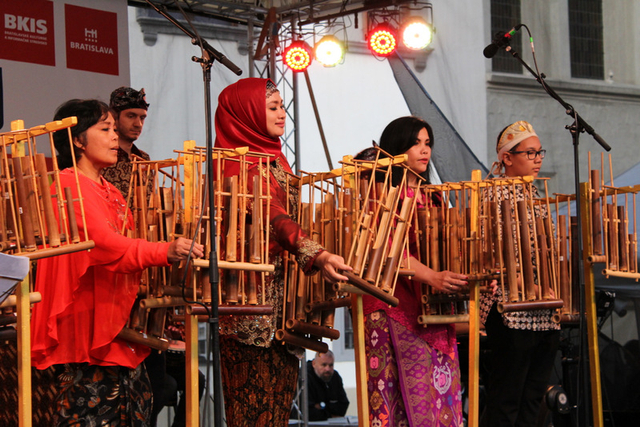 Peralatan Musik Tradisional Sebuah Angklung Di Goyangkan