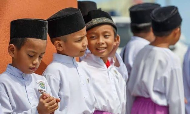 Penutupan Kepala Dengan Menggunakan Sebuah Peci
