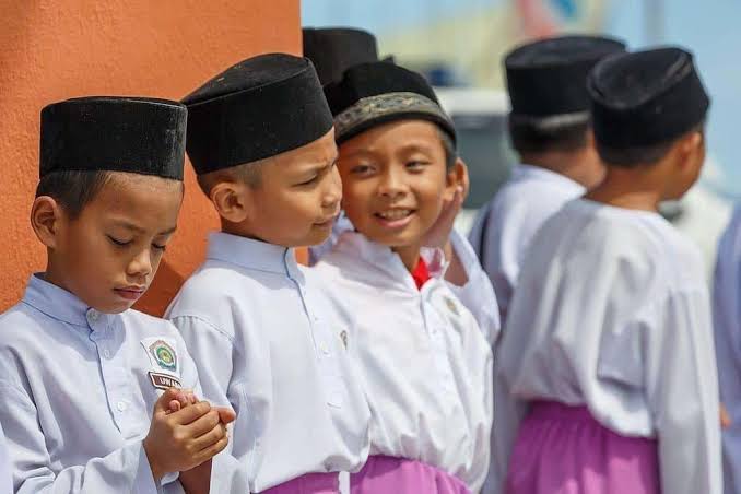 Penutupan Kepala Dengan Menggunakan Sebuah Peci