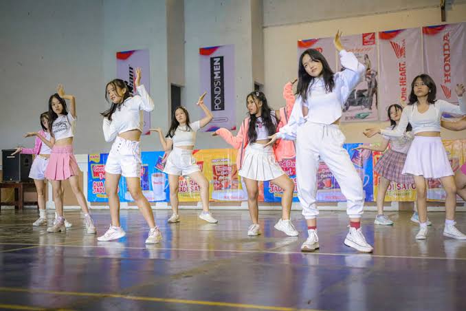 Suatu Gerakan Modern Dance Dalam Irama Musik