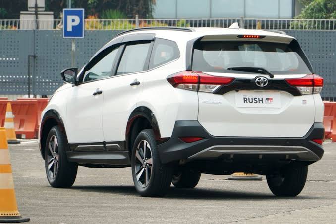 Sebuah Kendaraan Mobil RWD Dengan Penggerak Belakang