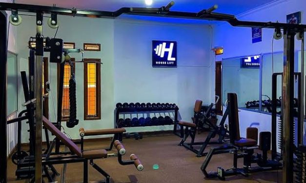 Olahraga Ruangan Gym Dengan Mengangkat Beban