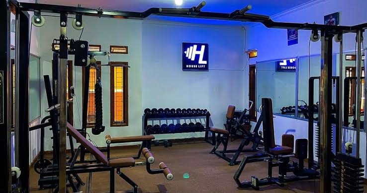Olahraga Ruangan Gym Dengan Mengangkat Beban