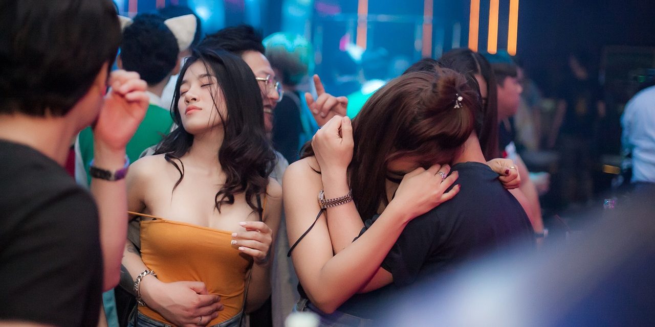 Seseorang Pekerja LC Dalam Sebuah Perusahaan