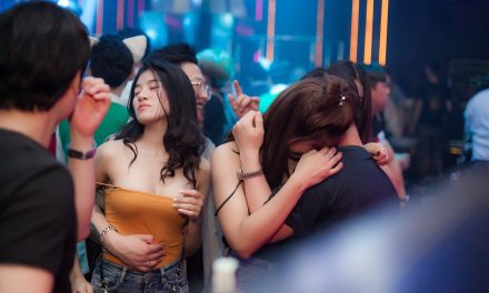 Seseorang Pekerja LC Dalam Sebuah Perusahaan